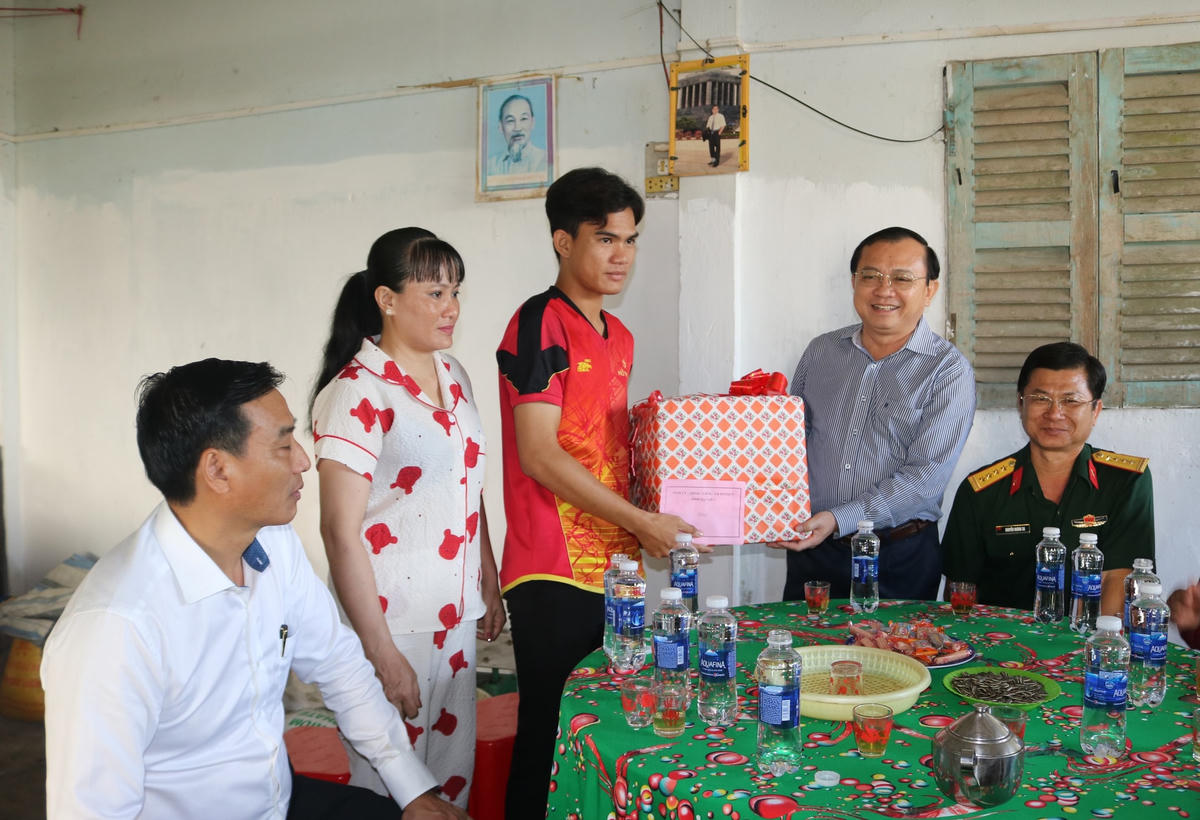 Lãnh đạo tỉnh Bạc Liêu thăm, tặng quà thanh niên thực hiện nghĩa vụ quân sự.