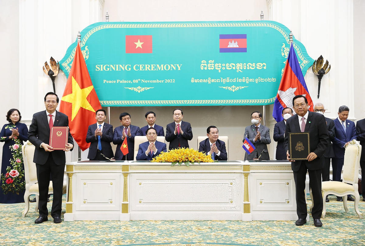 Hai Thủ tướng chứng kiến Lễ ký kết Bản ghi nhớ về hợp tác trong lĩnh vực lao động. Ảnh: VGP/Nhật Bắc.