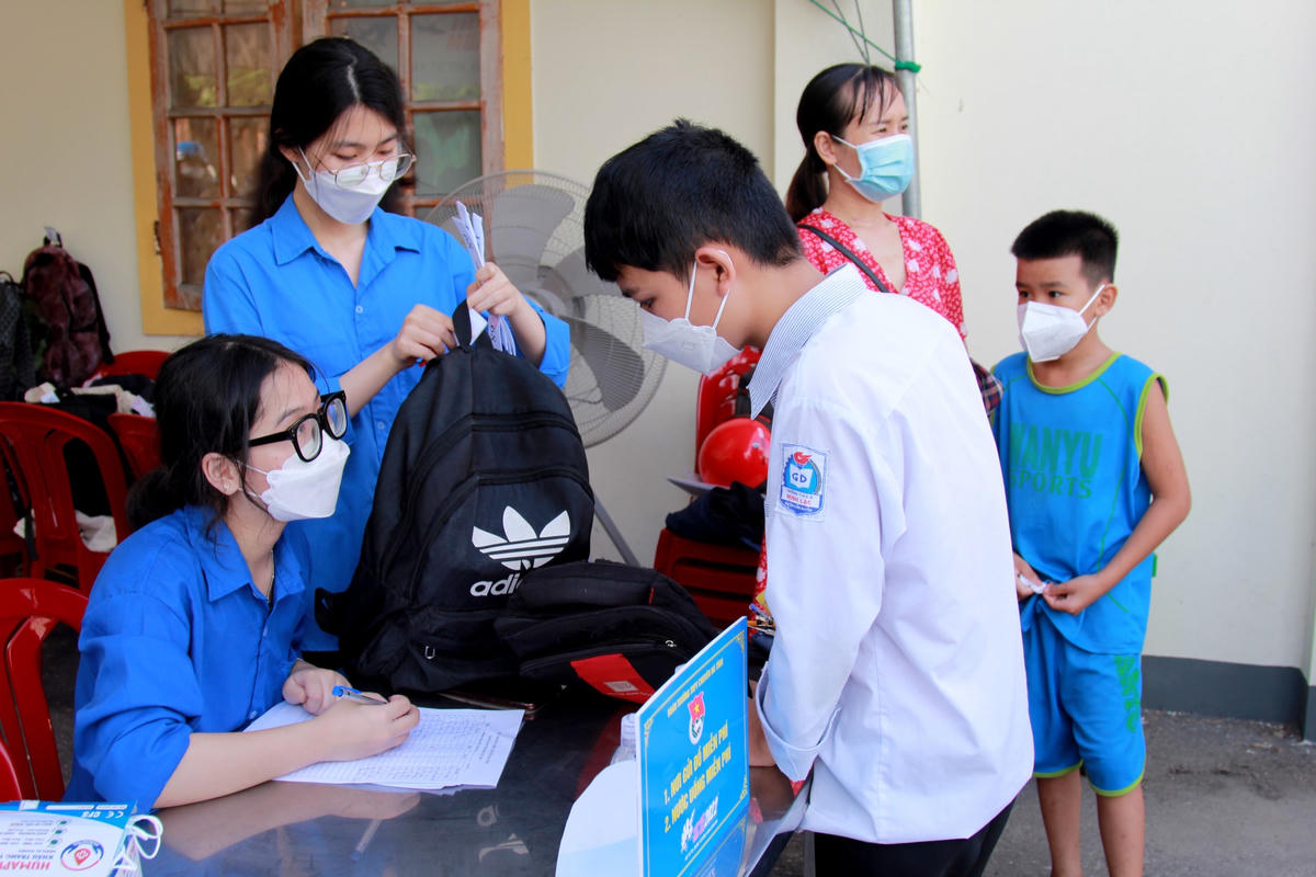 Các đoàn viên hỗ trợ các thí sinh trước lúc vào thi.