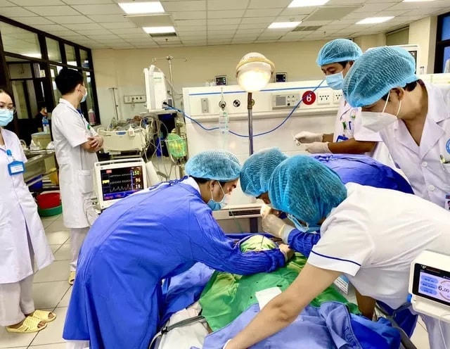 Các bác sĩ cấp cứu cho bệnh nhân.