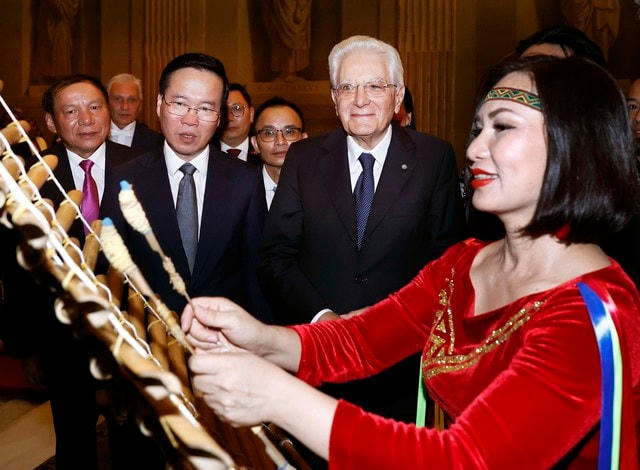 Tổng thống Sergio Mattarella thích thú tìm hiểu về đàn T’rưng dưới sự giới thiệu của Chủ tịch nước Võ Văn Thưởng trên sân khấu. Ảnh: TTXVN.