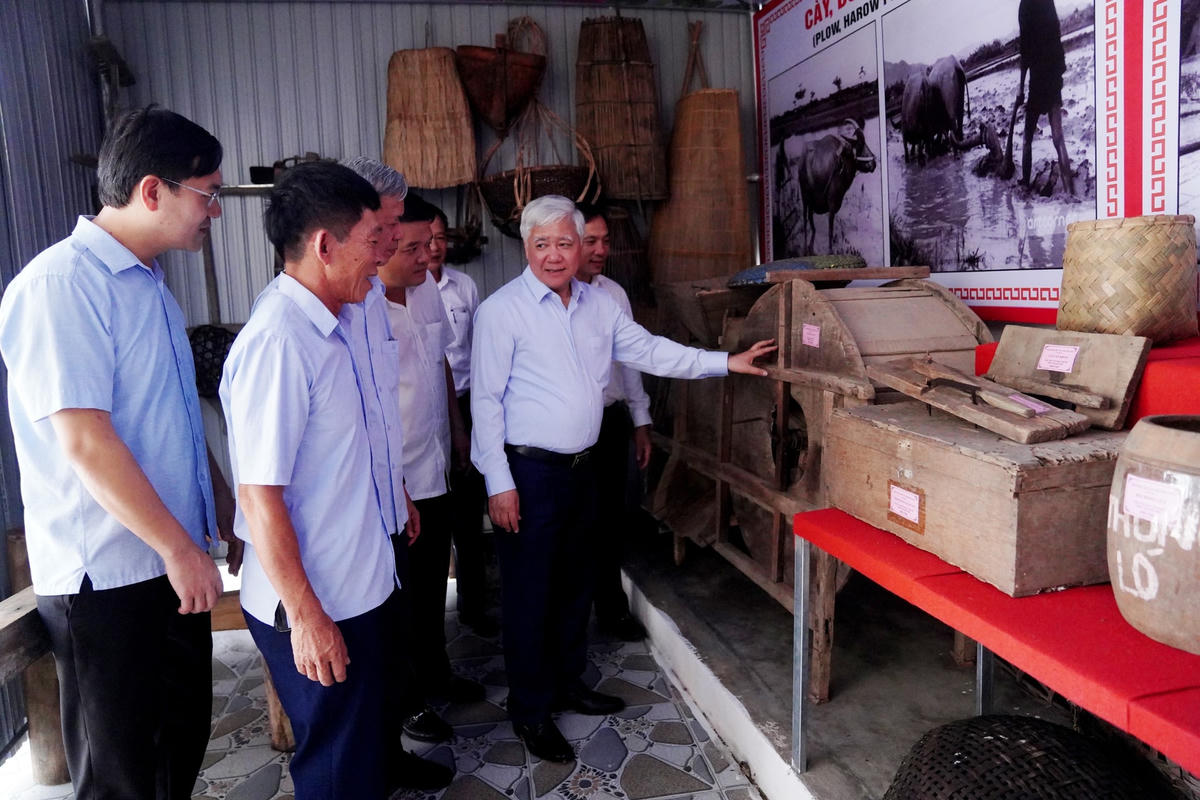 Chủ tịch Đỗ Văn Chiến đánh giá cao sáng tạo của Hà Tĩnh trong mô hình Nhà văn hóa cộng đồng - Ngôi nhà trí tuệ. Ảnh tại Nhà văn hóa cộng đồng - Ngôi nhà trí tuệ thôn Thượng Phú, xã Tượng Sơn, huyện Thạch Hà, Hà Tĩnh.