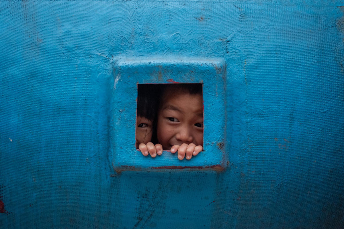 Trường được tài trợ thêm không gian chơi ngoài trời vậy nên mỗi ngày tới trường với các em là một ngày vui.