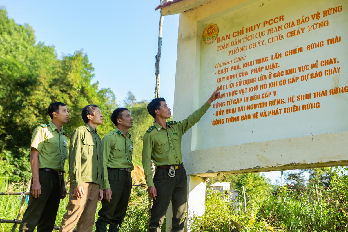 Để bảo vệ rừng và các loài động vật hoang dã, các cán bộ kiểm lâm tại Trạm Đăn luôn chú trọng việc tuyên truyền tới người dân.
