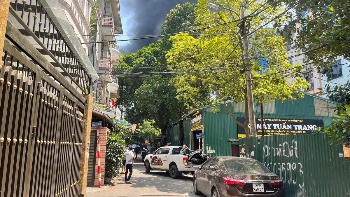 Cột khói cao hàng chục mét.