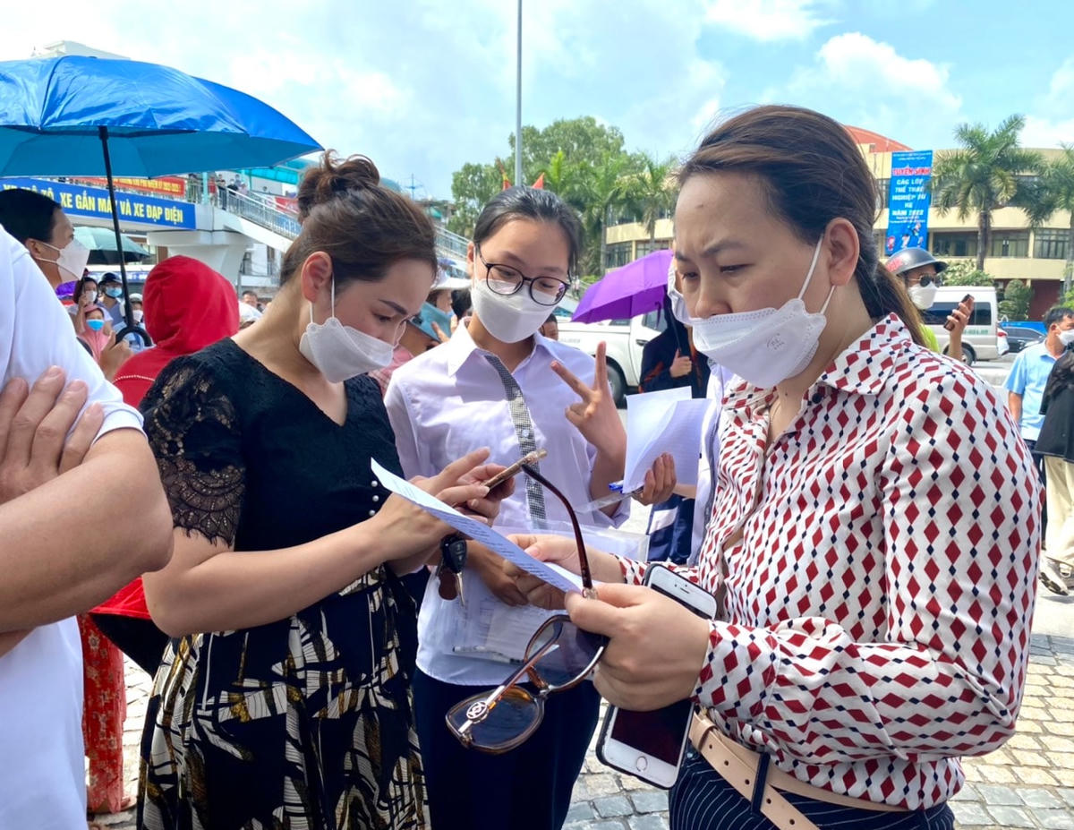 Đề thi Ngữ văn được nhiều học sinh đánh giá là khá dễ khiến phụ huynh "thở phào nhẹ nhõm".