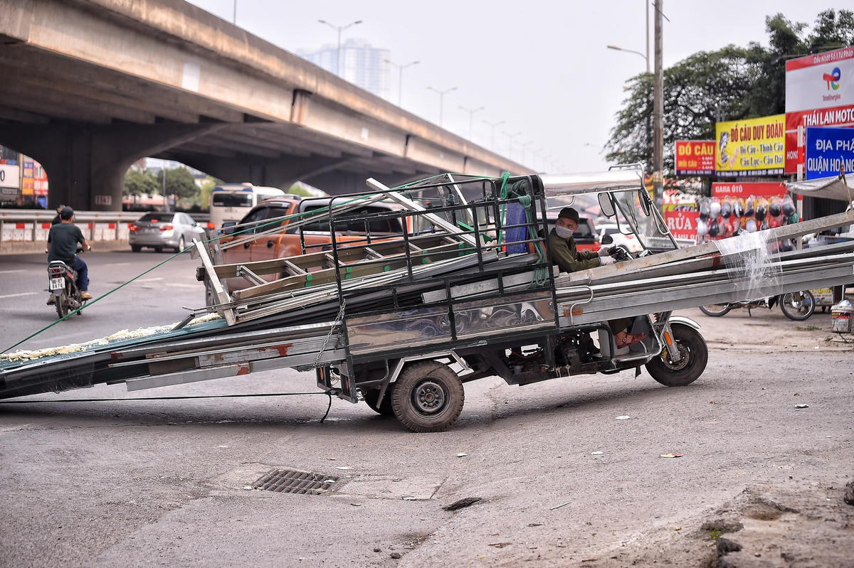 Chiếc xe chở sắt, thép dài hàng chục mét.