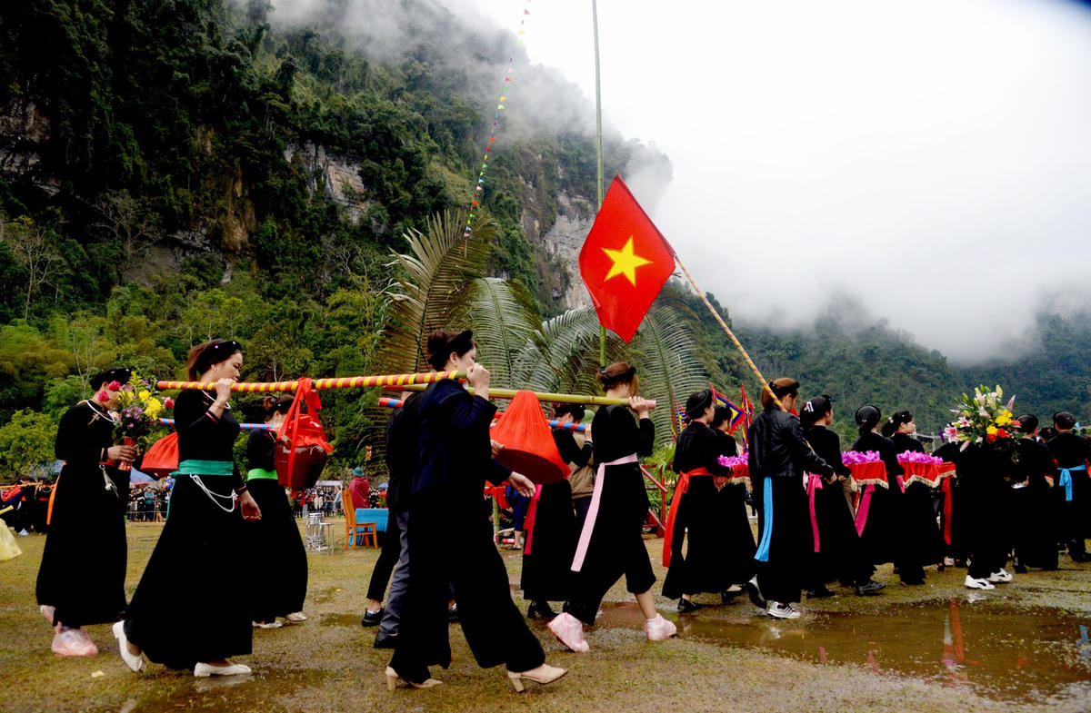 Người dân hân hoan sửa soạn những mâm lễ vật đặc biệt nhất để dâng lên cúng tế tại Lễ hội Lồng Tông.