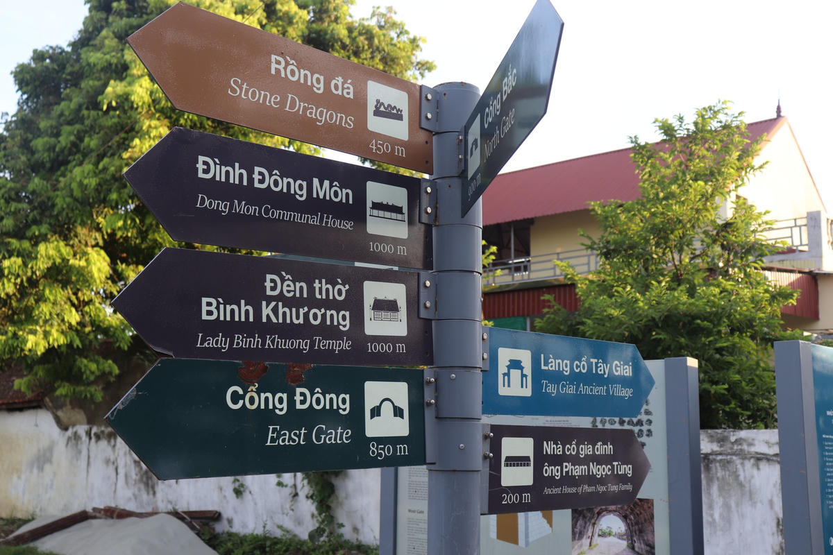 Ngôi nhà cổ của ông Phạm Ngọc Tùng (70 tuổi, trú xã Vĩnh Tiến, huyện Vĩnh Lộc) được khởi dựng từ năm 1810, công trình này nằm cách cổng Tây di sản UNESCO thành nhà Hồ 200 m.