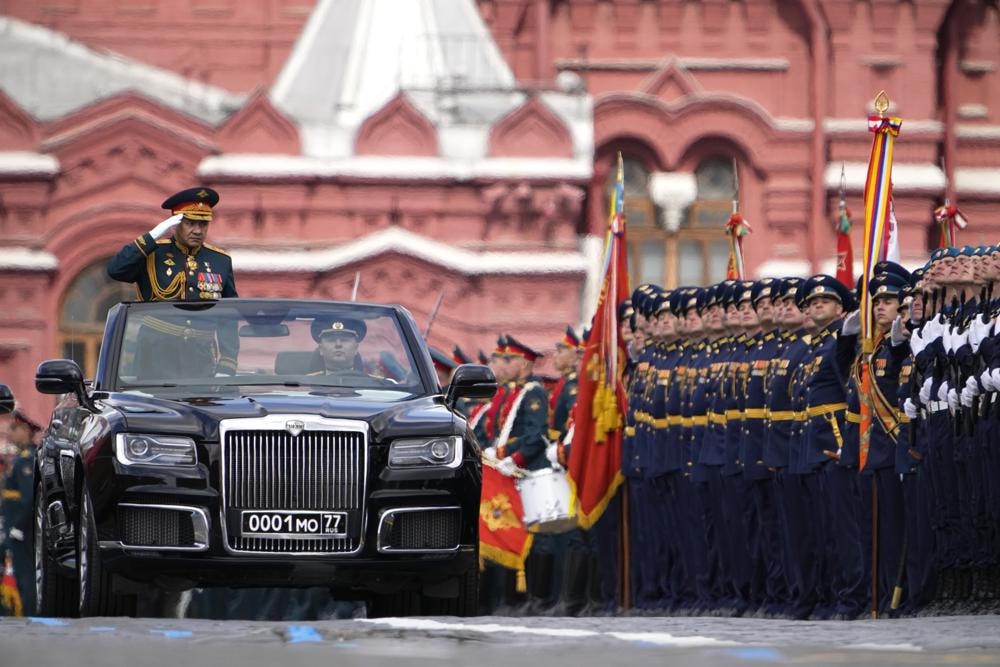 Bộ trưởng Bộ Quốc phòng Nga Sergei Shoigu chào các binh sĩ dọc theo Quảng trường Đỏ trong cuộc diễu binh Ngày Chiến thắng ở Moscow, Nga. Ảnh: AP.