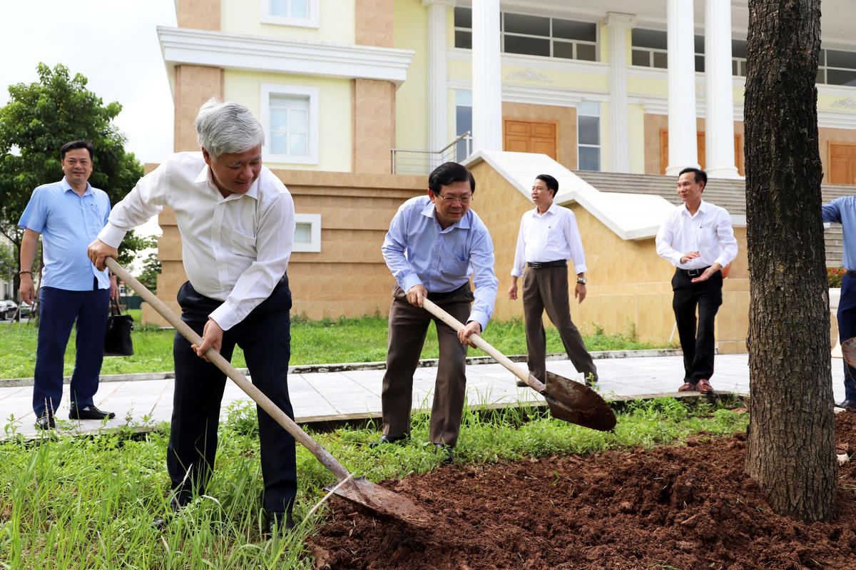 Ông Nguyễn Minh Phú là Phó Giám đốc Trung tâm Bồi dưỡng cán bộ và Nghiên cứu khoa học MTTQ Việt Nam