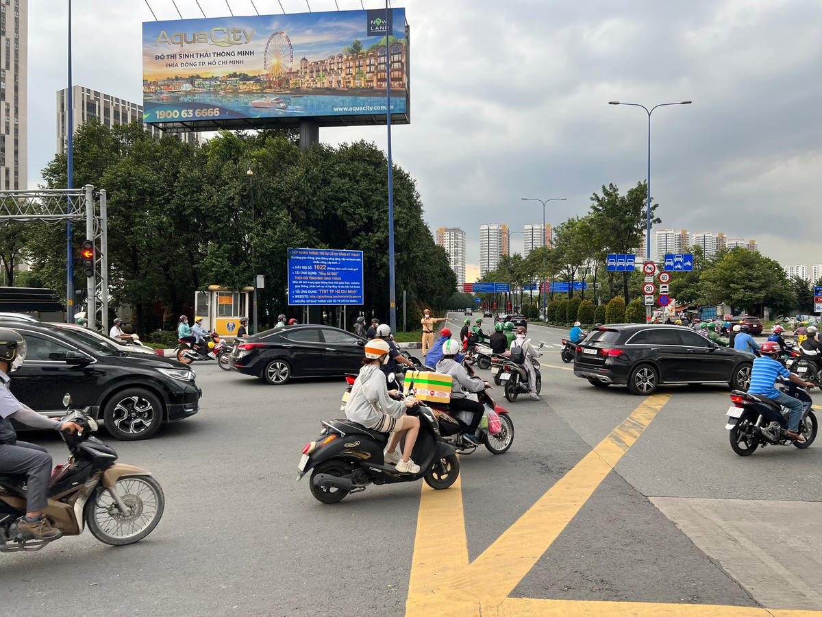 Đội CSGT Cát Lái đang phân luồng tại nút giao Mai Chí Thọ và Lương Đình Của 