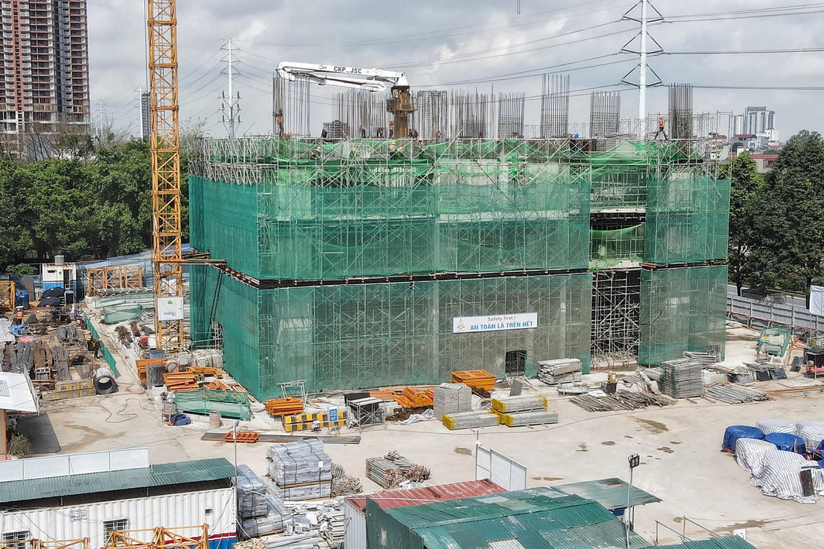 Tại tòa nhà ở xã hội có 3 thang máy với 11 căn/sàn, tổng cộng là 275 căn hộ, diện tích từ hơn 69 m2 - hơn 88 m2, dự kiến bàn giao nhà vào quý 1/2025.