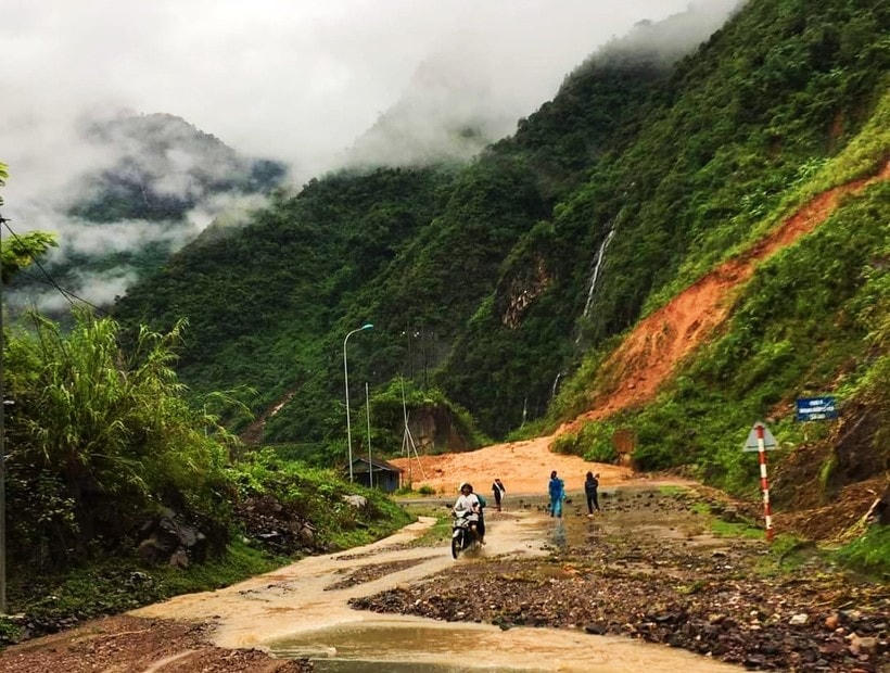 Mưa lớn nhiều ngày gây sạt lở đất tại huyện Mường La, tỉnh Sơn La.