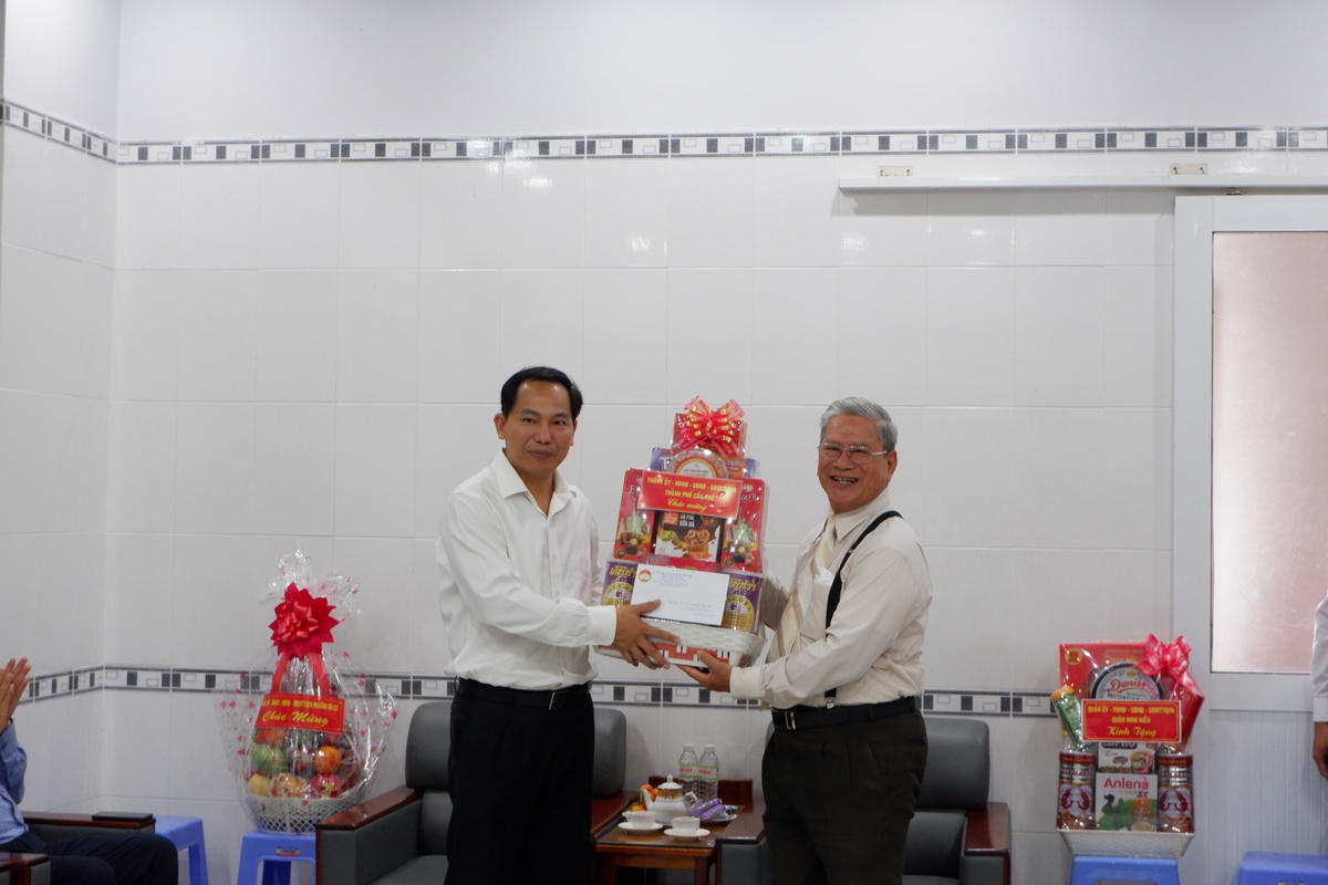 Bí thư Lê Quang Mạnh thăm hỏi, tặng quà tại Ban đại diện Tin lành Việt Nam (miền Nam) thành phố.