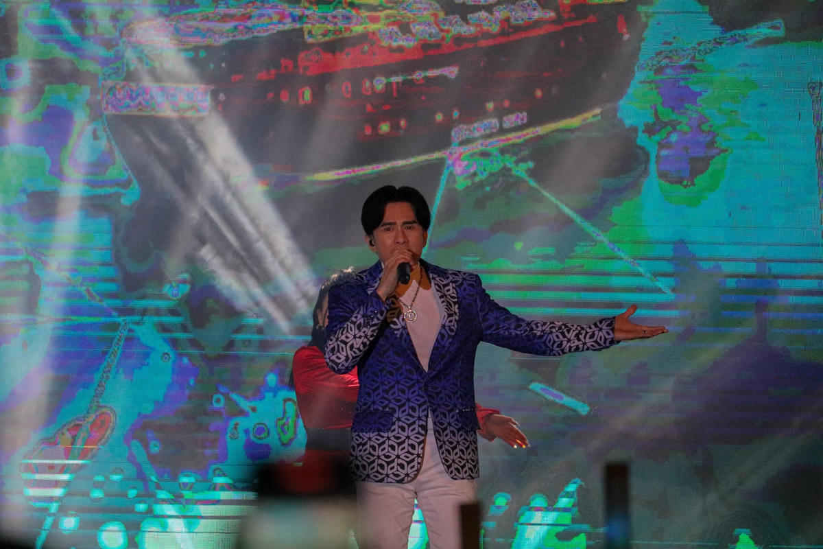 Càng khuya, không khí càng náo nhiệt hơn khi có sự xuất hiện của ca sĩ Vicky Nhung cùng ca sĩ Đan Trường với những bản nhạc EDM khuấy động sân khấu khiến giới trẻ phấn khích chờ đợi thời khắc đầu tiên của năm 2023.