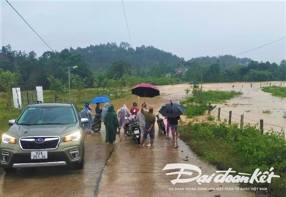 Một số tuyến đường liên xã của huyện Đông Giang (Quảng Nam) nước tràn qua trong đợt mưa lũ hồi cuối tháng 10/2024. Ảnh: Tấn Thành - Chí Đại.
