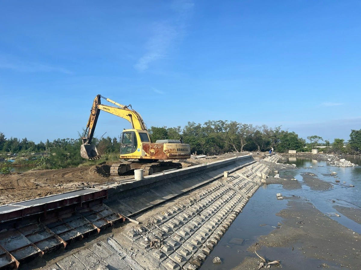 Thi công xây dựng ờ kè Tam Hải chưa hoàng thành.