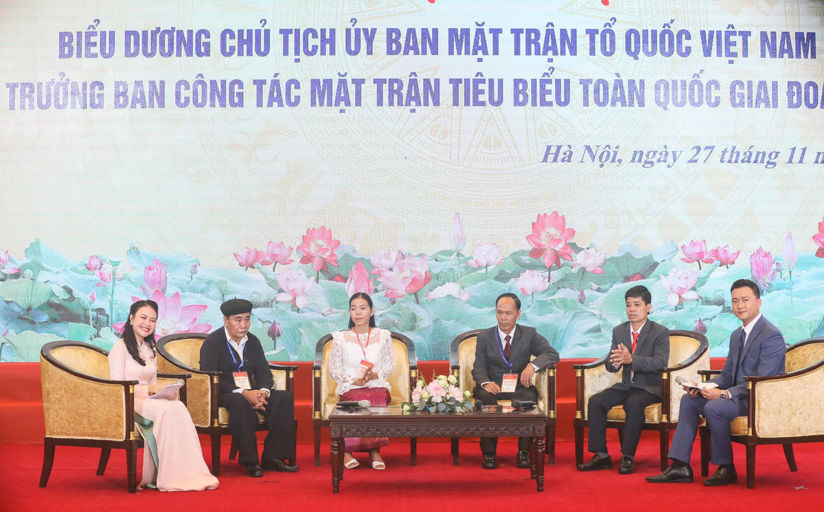 Đại biểu giao lưu với các điển hình xuất sắc, tiên tiến tại Hội nghị biểu dương Chủ tịch Ủy ban MTTQ Việt Nam cấp xã và Trưởng ban Công tác Mặt trận tiêu biểu toàn quốc giai đoạn 2017-2022.