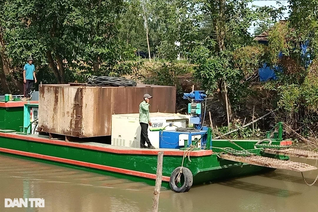 Lực lượng chức năng huy động lực lượng tìm cách cứu bé trai lên.