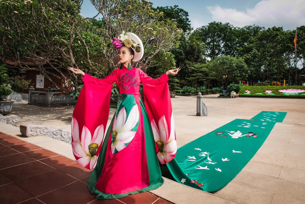 Mẫu nhí Nhã Uyên mặc áo dài có họa tiết hoa Sen.