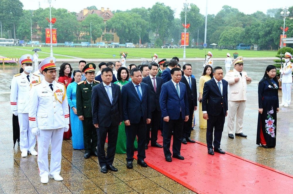 Đoàn Thành ủy, Hội đồng Nhân dân, Ủy ban Nhân dân, Ủy ban MTTQ Việt Nam thành phố Hà Nội viếng Chủ tịch Hồ Chí Minh. (Ảnh: Minh Đức/TTXVN).