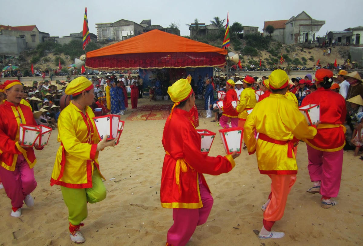 Múa chạy chữ tại lễ hội ở làng biển Nhân Trạch.