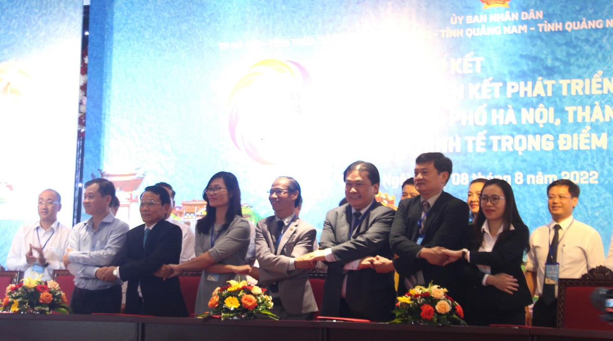 Lãnh đạo các tỉnh, thành phố, các doanh nghiệp đã ký kết thỏa thuận liên kết phát triển du lịch.