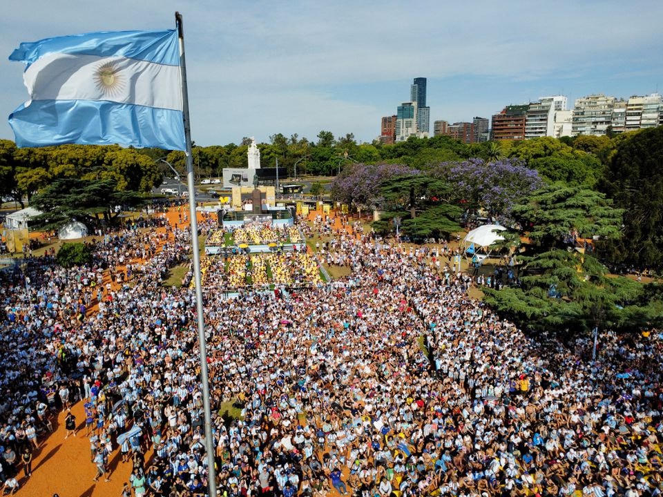 Cổ động viên tập trung tại Buenos Aires, thành phố lớn nhất Argentina để xem trận đấu ở vòng 1/8 giữa Argentina và Australia.