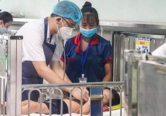 Trẻ nhập viện do viêm đường hô hấp tại Bệnh viện Nhi trung ương. Ảnh: TL.