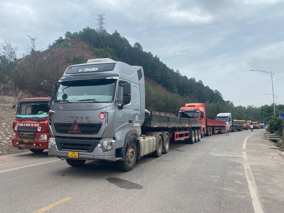 Sự việc khiến giao thông ách tác nhiều km.