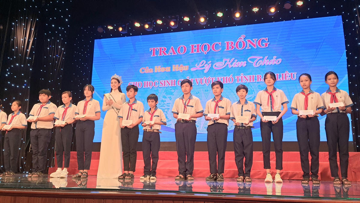 Dịp này, Hoa hậu Du lịch Việt Nam toàn cầu Lý Kim Thảo đã tặng học bổng cho 30 em học sinh vượt khó học giỏi trong tỉnh.