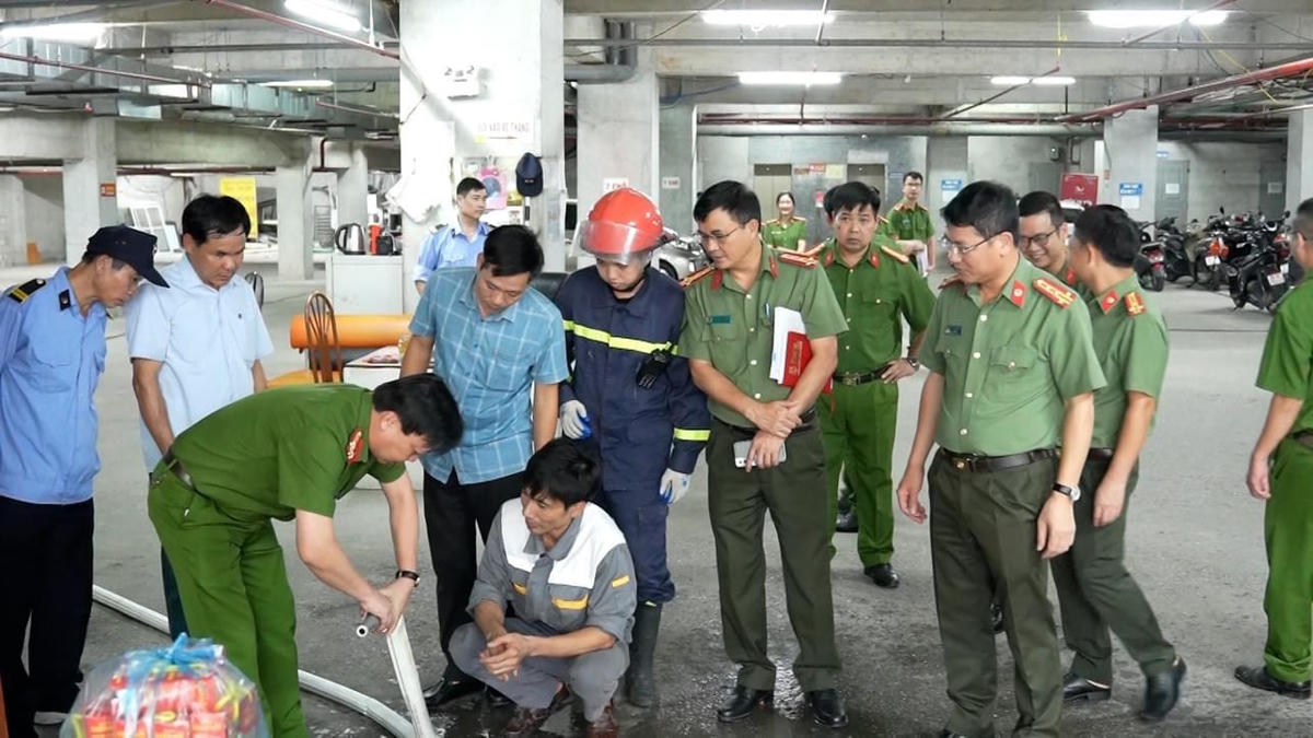Đoàn công tác Công an tỉnh Hoà Bình tiến hành kiểm tra trang thiết bị phòng cháy chữa cháy tại chung cư Dạ Hợp.