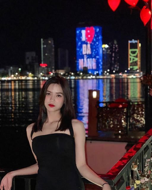Thời sinh viên, cô cho biết chưa biết làm đẹp, lạc lõng giữa môi trường nhiều bạn học xinh đẹp. Sau khi ra trường, Anh Đào học cách chăm chút làn da, mái tóc. Cô chú trọng tẩy trang, dưỡng ẩm da sau những ngày quay phim.