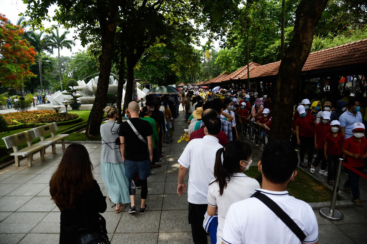 Dù có rất đông người đến tham quan, tuy nhiên công tác kiểm tra vẫn diễn ra rất nghiêm ngặt, không có hành vi chen lấn khi xếp hàng.