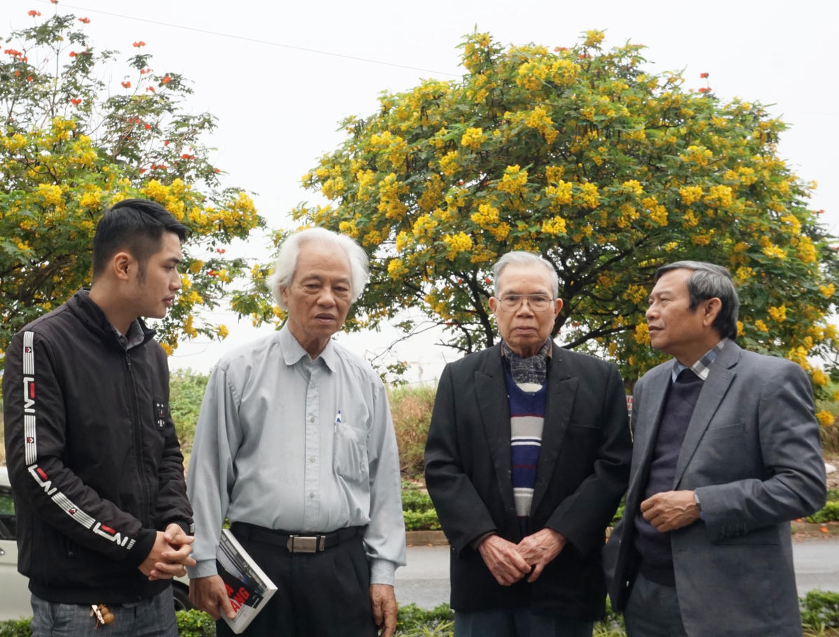 Nhà văn Nguyễn Bắc Sơn (thứ hai từ trái sang).  