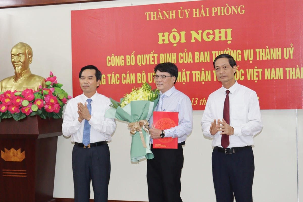 Phó Bí thư Thường trực Thành ủy Hải Phòng Đỗ Mạnh Hiến và Chủ tịch Ủy ban MTTQ Việt Nam TP Hải Phòng Cao Xuân Liên tặng hoa chúc mừng ông Bùi Văn Bắc.
