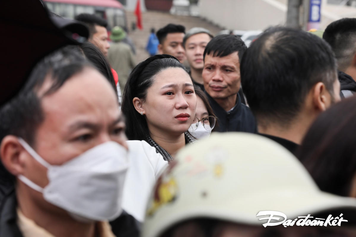 [ẢNH] Người thân lưu luyến chia tay tân binh lên đường nhập ngũ