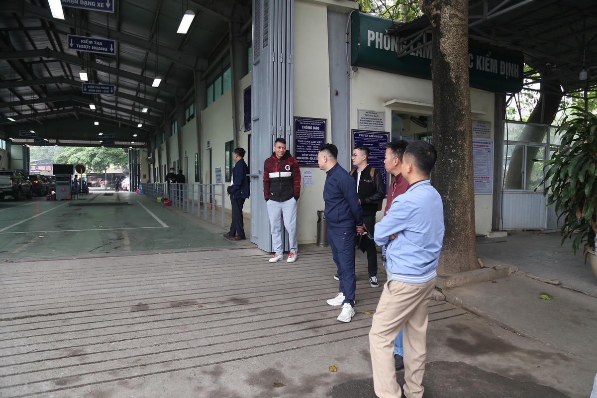 Anh Nguyễn Anh Tuấn trú tại Thanh Xuân, Hà Nội chia sẻ, cách đây khoảng 20 ngày anh có đến trung tâm để đăng ký nhận lịch hẹn đăng kiểm. Nhờ vậy, việc đăng kiểm của anh cũng dễ dàng không cần phải chờ đợi quá nhiều thời gian mà chỉ cần đến hẹn là đến trung tâm đăng kiểm.