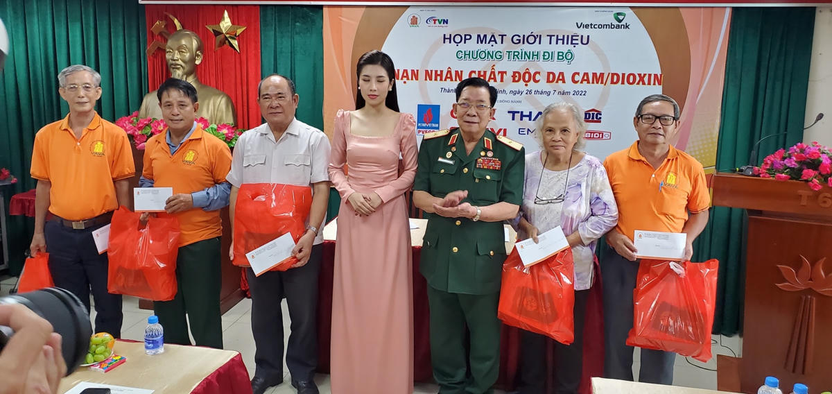 Thiếu tướng Trần Ngọc Thổ, Chủ tịch Hội nạn nhân chất độc da cam/dioxin TP HCM và Đại sứ chương trình tặng quà cho các gia đình nạn nhân chất độc da cam tại buổi họp mặt (Ảnh: Hồng Phúc).