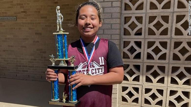 Lexi Rubio mới 10 tuổi và vừa được khen thưởng. Ảnh: CNN.