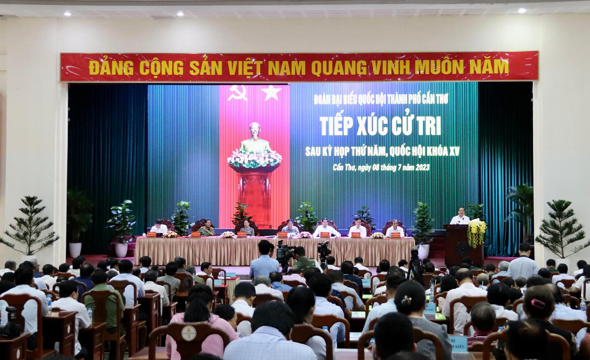 Quang cảnh buổi tiếp xúc cử tri.