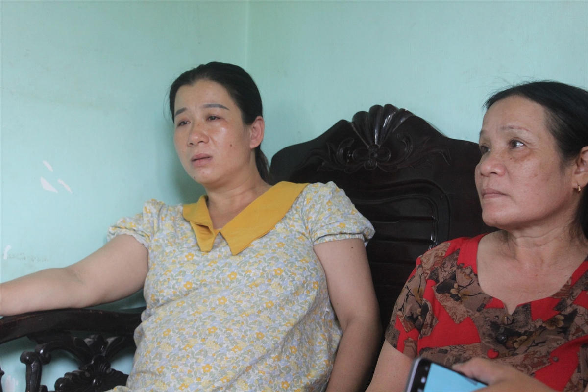 Chị Phạm Thị Liên trông ngóng tin tức của chồng mình.