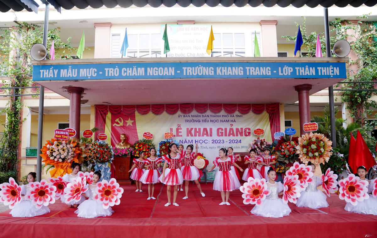 Chương trình văn nghệ tại Lễ Khai giảng năm học mới 2023-2024 tại trường Tiểu học Nam Hà.
