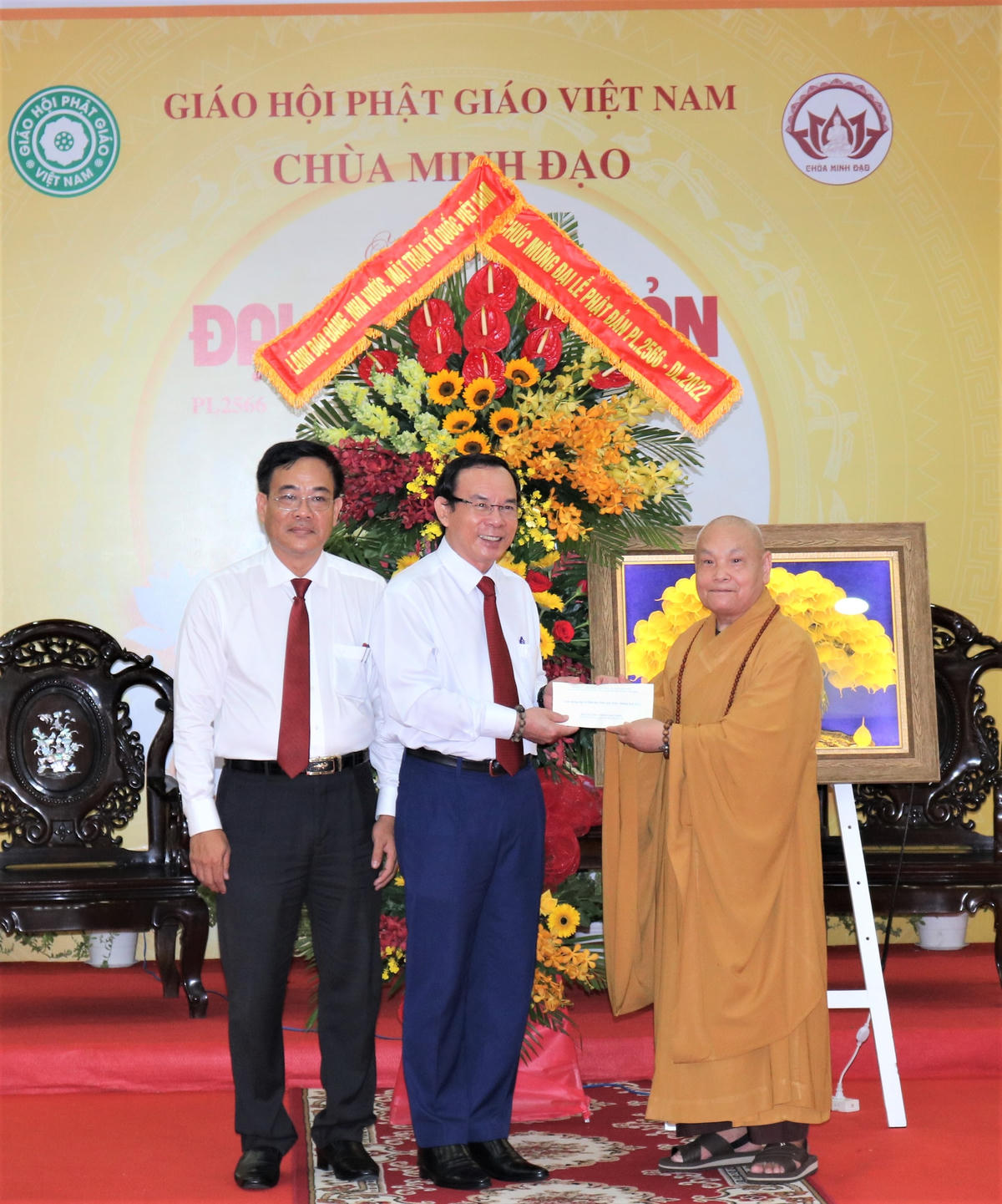 Bí thư Thành ủy TP HCM Nguyễn Văn Nên thăm hỏi, chúc mừng Hòa thượng Thích Thiện Nhơn, Chủ tịch Hội đồng Trị sự Giáo hội Phật giáo Việt Nam. Ảnh: Hồng Phúc.