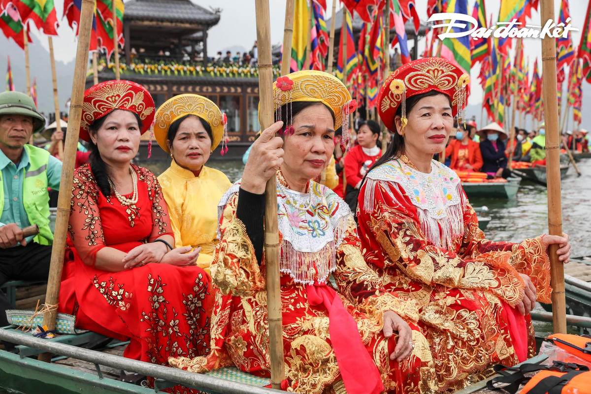 Đoàn rước nước xuống thuyền để tới vị trí cắm cây nêu giữa hồ, gần đình Tam Chúc cổ.