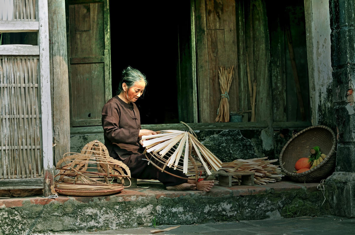 Nhiều người cao tuổi vẫn đang đóng góp sức lao động cho sự phát triển chung của xã hội. Ảnh: Quang Vinh.