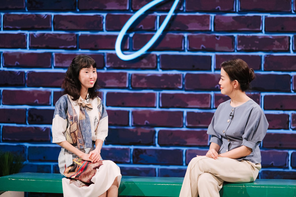 Do cơ thể bị biến dạng nên việc trở thành giáo viên mầm non của Phương Anh gặp nhiều khó khăn.