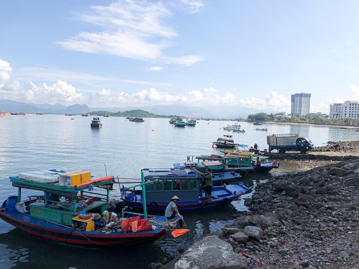 Bến bãi hoạt động tấp nập, chiếc xe tải thậm chí được lùi xuống tận dưới mép nước để vận chuyển hàng.