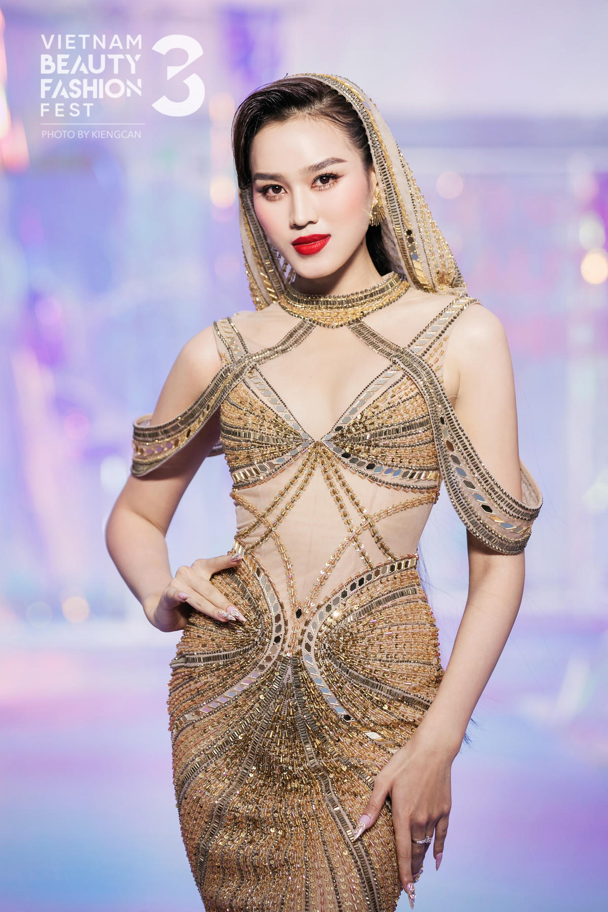 Hoa hậu Đỗ Thị Hà quyến rũ trong trang phục đính kết, diễn vedette.